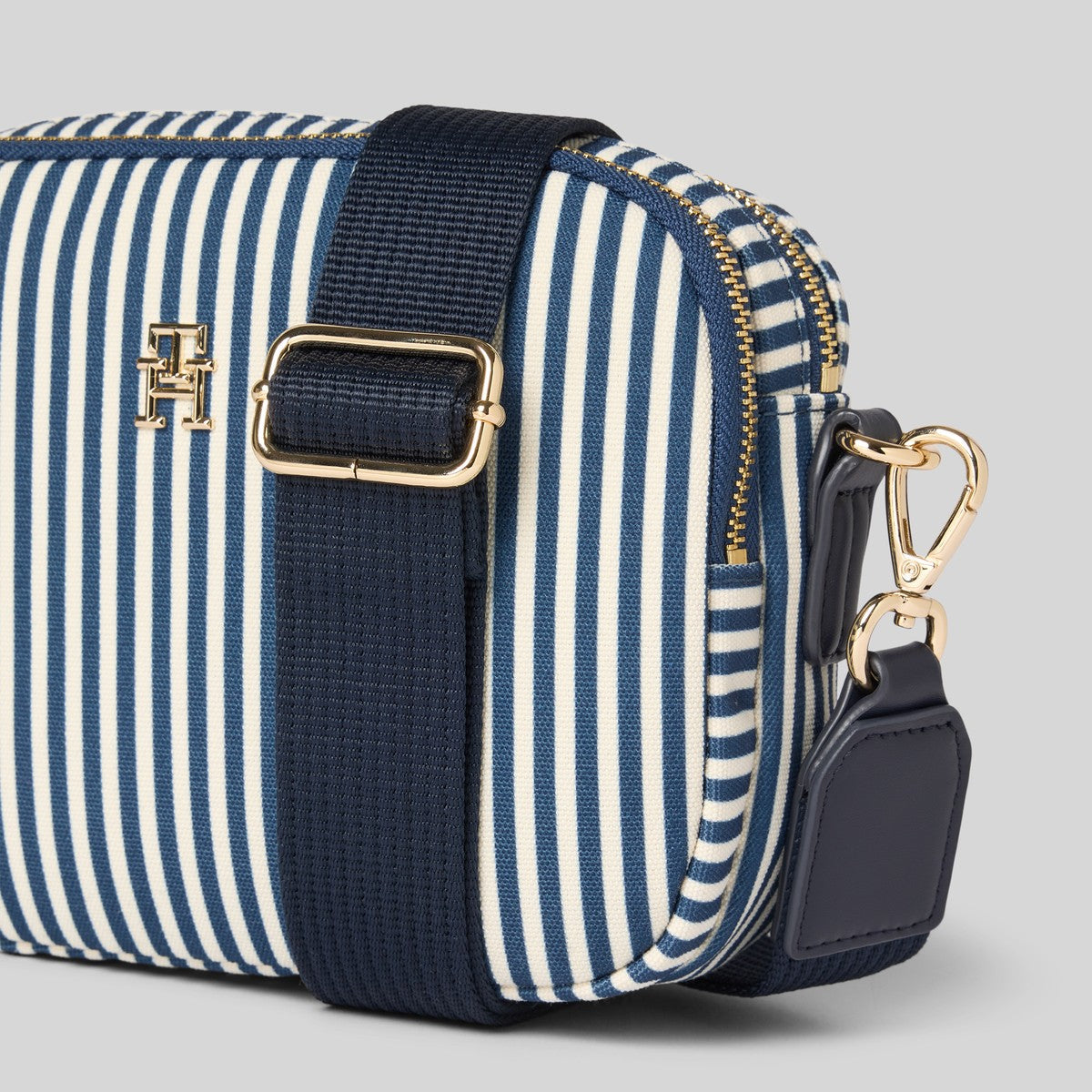 Tommy Hilfiger Poppy Summer Camera Bag for Women – Multicolor